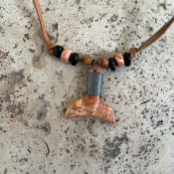 Vintage stone and leather whale tail necklace - Picture 2 of 3